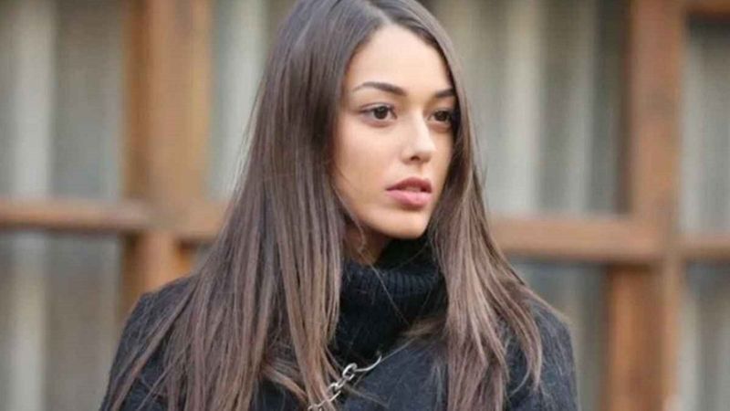 Dilan Çiçek Deniz derin dekolteli minicik elbisesiyle bacak şov yaptı! Bir bakan gözlerini alamıyor...