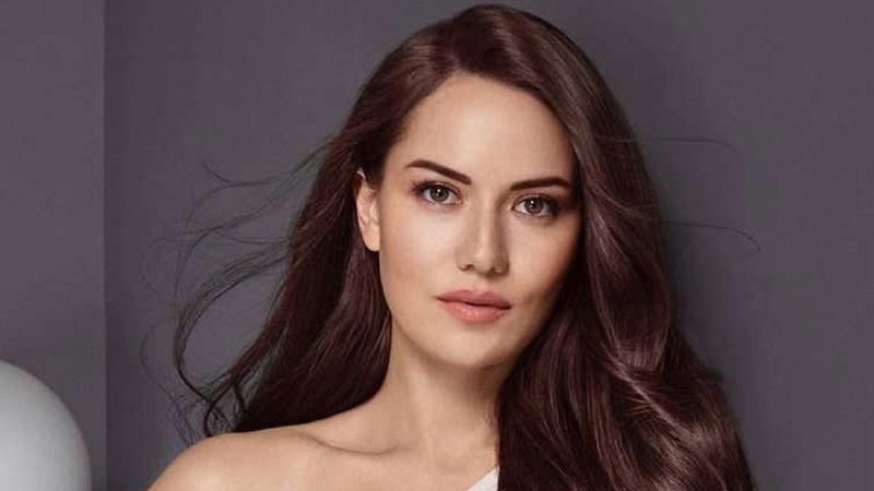 Fahriye Evcen gömleğinin düğmelerini açtı, saçlarını savurdu! Dekoltesiyle Osman Bey'i çatlattı