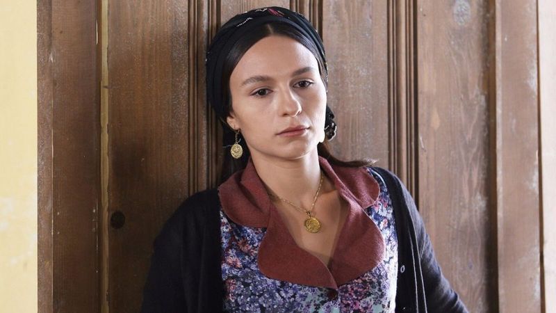 Bir Zamanlar Çukurova'nın Saniye'si artık sütyen takmıyor! Derin dekolteli elbisesiyle salına salına yürüdü