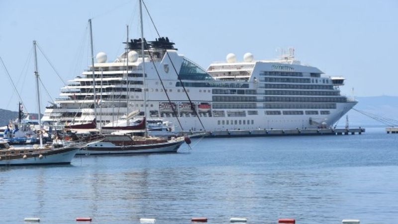 Bodrum'a 268 yolculu dev yolcu gemisi geldi