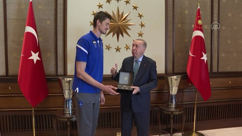 Tibor Pleiss'ın boyu Cumhurbaşkanı Erdoğan'ı şaşırttı