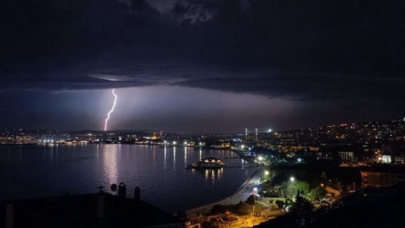 İstanbul'da şimşekler geceyi aydınlattı