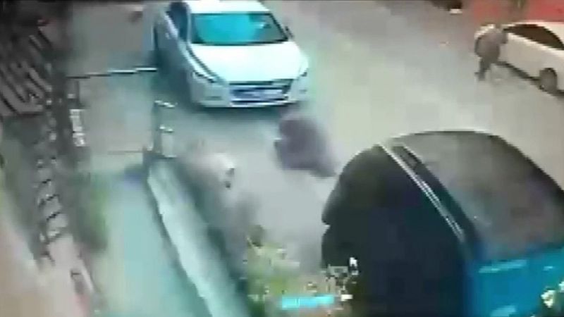 Esenyurt’ta sürücü önce yayaya ardından 3 araca çarptı