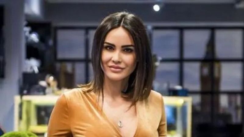 Volkan Demirel'in eşi Zeynep Demirel yırtmaçlı elbisesiyle poz verdi! Fit haliyle kendine hayran bıraktı