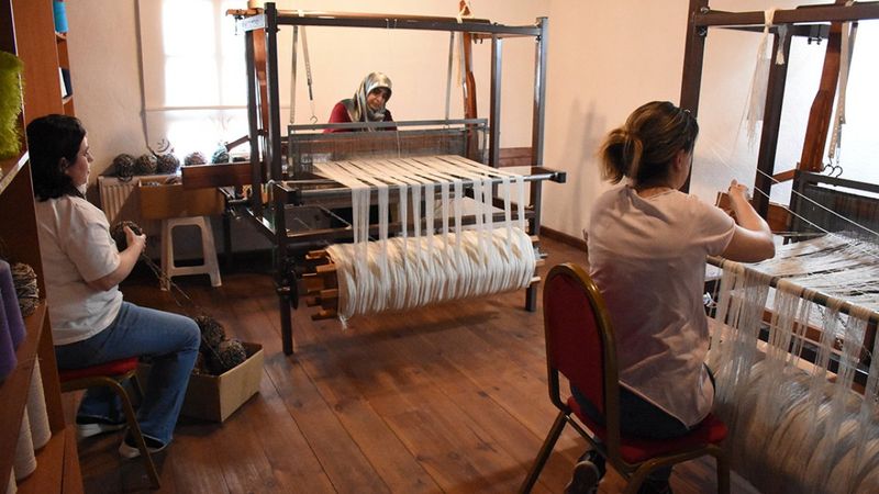 Bilecikli kadınlar, kullanılmayan giysilerin iplerini kilime dönüştürüyor