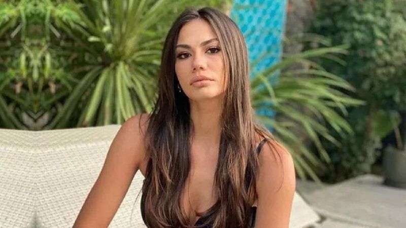 Demet Özdemir sere serpe uzanıp güneş banyosu yaptı! Bornozlu pozuyla sosyal medyayı yıktı