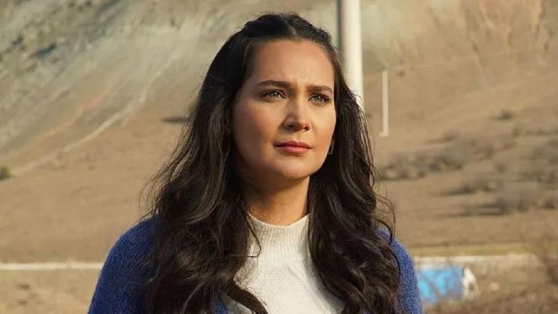 Gönül Dağı'nın Dilek'i bacak bacak üstüne attı, yetmedi koltuğun tepesine çıktı! Yemyeşil gözleriyle akıl aldı