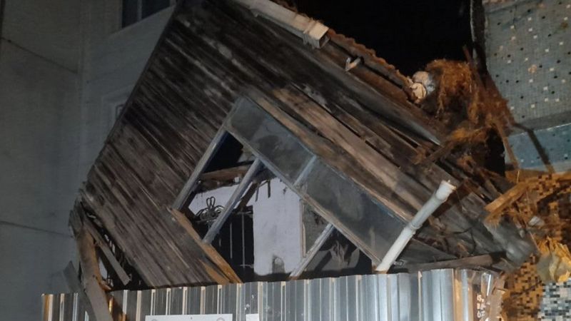 Fatih'te 2 katlı ahşap bina çöktü