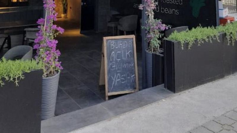 Kocaeli'de 'Açık giyinmek yasaktır’ yazılı kafeye şortla giren genç kız kovuldu