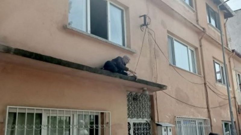 Edirne'de bir kişi gaz kaçağından korkup çıktığı sundurmada mahsur kaldı