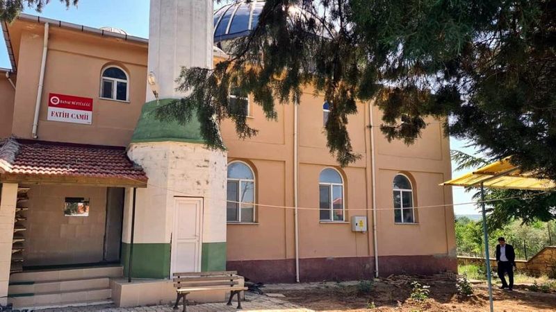 Uşak’ta inşaat işçileri, cami kubbesinden düştü