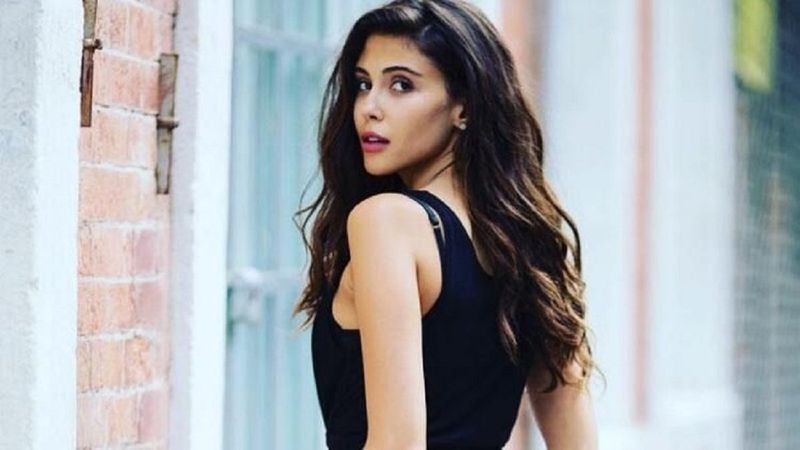 Baba'nın Elif'i Dilara Aksüyek dekolteli ve mini etekli pozlarıyla ortalığı yıktı! Bakan gözlerini alamadı