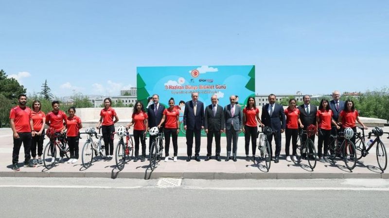 Cumhurbaşkanı Erdoğan, TBMM'de sporcularla buluştu