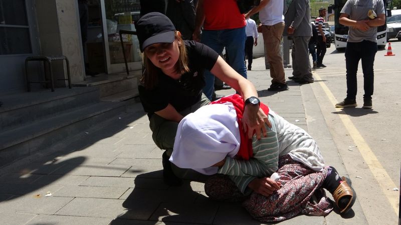 Muş’ta evladını HDP’den isteyen anne, kaldırıma yattı