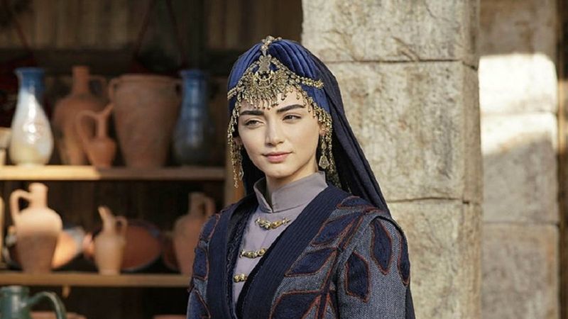 Kuruluş Osman'ın Bala'sı arabada poz verdi, yemyeşil gözleriyle akılları baştan aldı! 'Osman Bey eriyor'