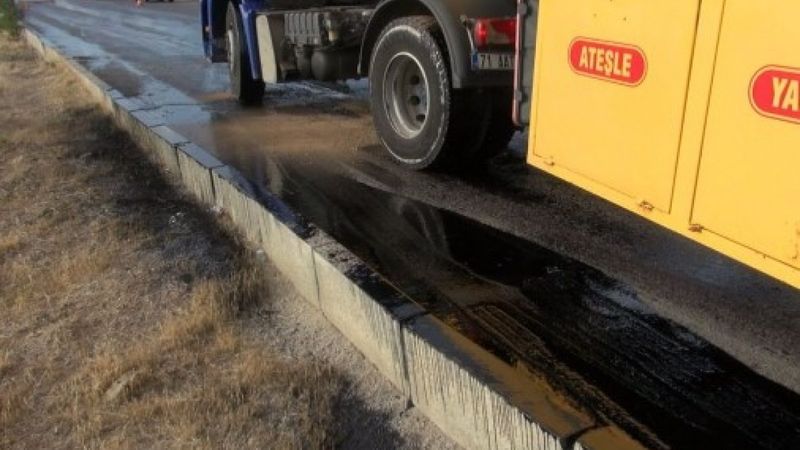 Kırıkkale'de tankerden dökülen zift nedeniyle araçlar yola yapıştı
