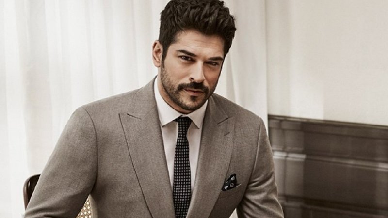 Burak Özçivit'in annesi güzelliğiyle Fahriye Evcen'i solda sıfır bıraktı! Görenler dönüp bir daha bakıyor...