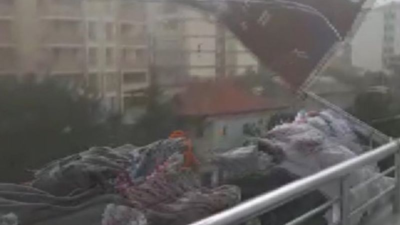 Kahramanmaraş'ta şiddetli rüzgar bir binanın çatısını uçurdu