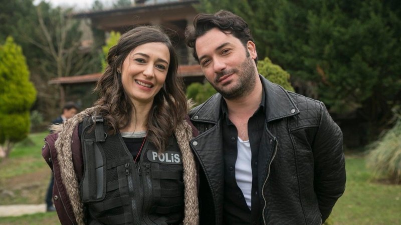 Arka Sokaklar'ın Aylin'i mini elbiseli pozuyla sosyal medyayı kasıp kavurdu! Bir bakan bir daha bakıyor...