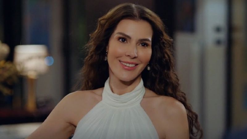 İyilik'in Neslihan'ı Hatice Şendil gömleğinin düğmelerini açtı, derin dekoltesiyle ışıldadı! 'Göz kamaştırıcı'