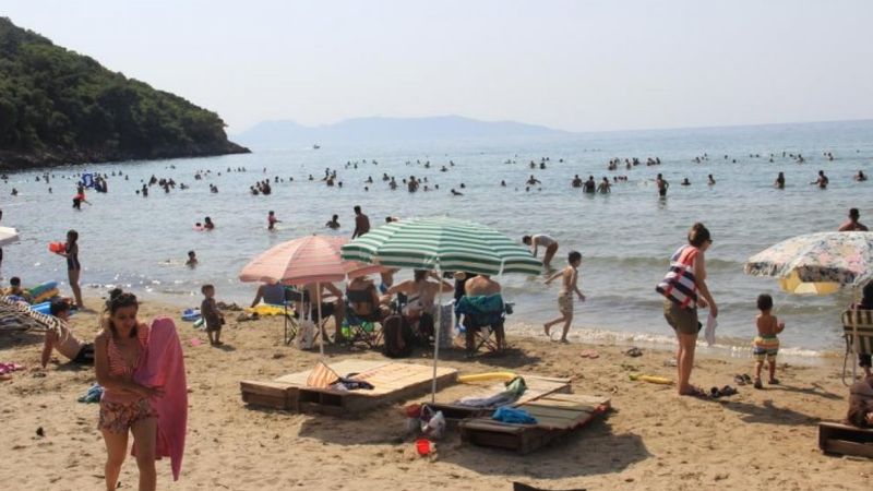 Aydın'da sıcak havayı görenler denize akın etti