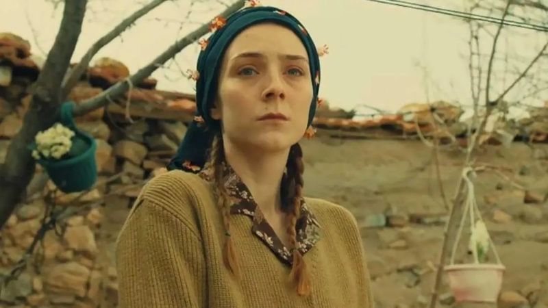 Gönül Dağı'nın Mihriban'ı dekolteli ve mini etekli pozlarıyla sosyal medyayı ateşe verdi! 'Sen neymişsin ya'