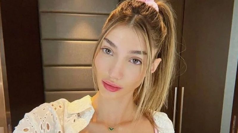 Şevval Şahin vücudunu saran havlusuyla sere serpe yatağa uzandı! Dekolteli pozu olay oldu