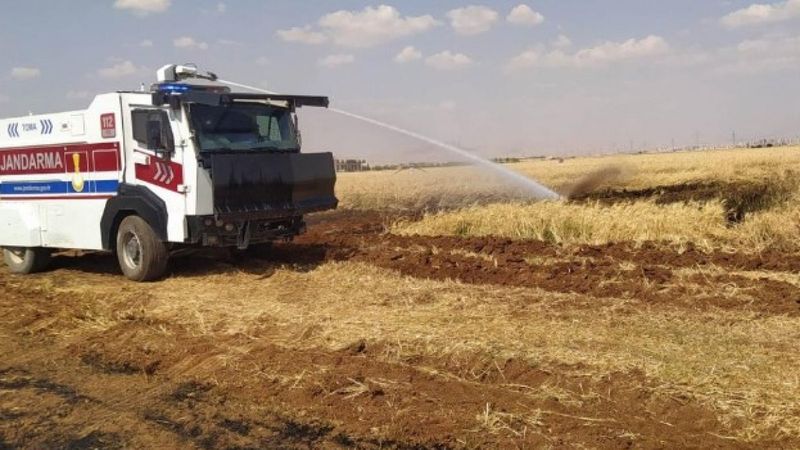 Mardin’de tarladaki yangına TOMA ile müdahale
