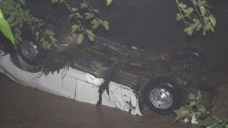 Adana'da sele kapılıp dereye devrilen otomobil, metrelerce sürüklendi