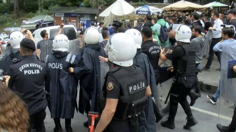 Kadıköy'de izinsiz yürüyüşe müdahale: 70 gözaltı