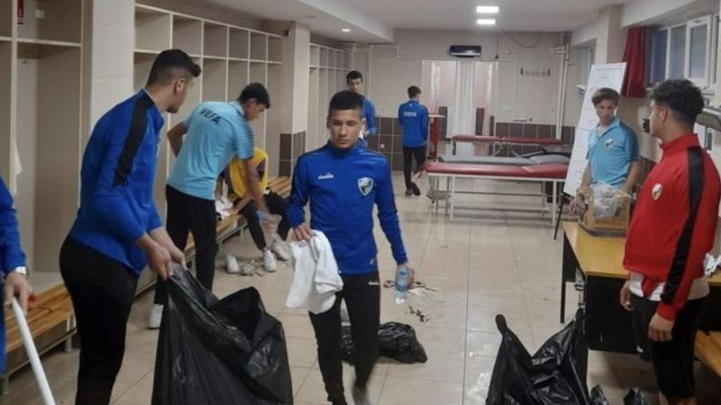 Adana Vefaspor oyuncuları, şampiyon oldukları maç sonrası soyunma odasını temizledi