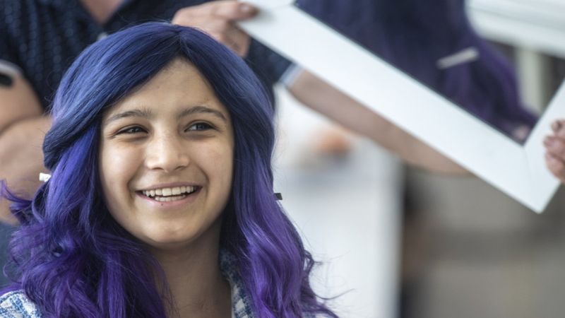 Kanser hastası Feleknaz Oğur, mor saç hayaline kavuştu