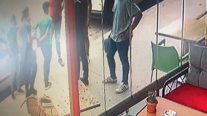 Esenyurt’ta polisten kaçan ehliyetsiz sürücü kafeye girdi