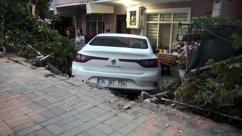 Avcılar’da otomobil bahçeye girdi