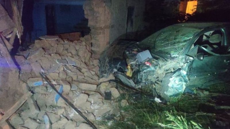 Bursa'da bir sürücü otomobiliyle evin duvarına çarptı: 1 ölü