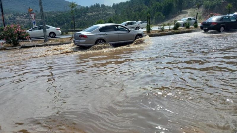 Muğla'da sağanak sonrası yolları su bastı