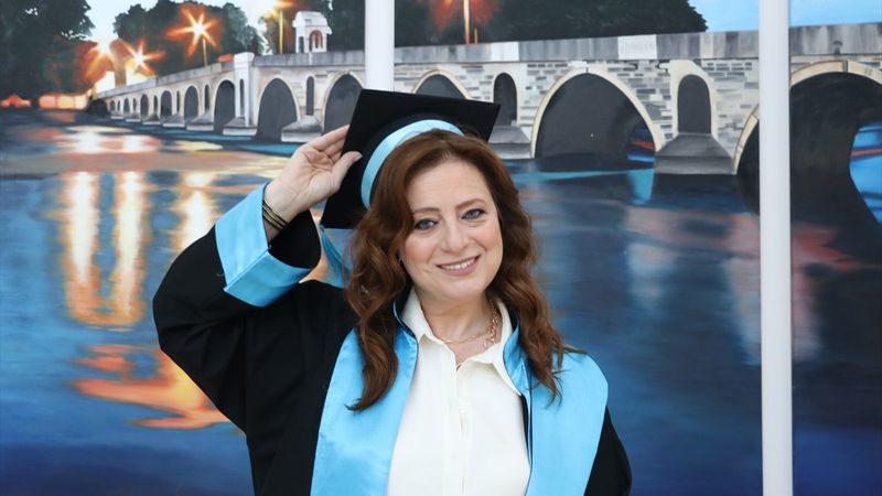 İzmirli kadın, oğlunun 'keşke öğretmen olsaydın' sözüyle 54 yaşında 2. üniversiteyi bitirdi