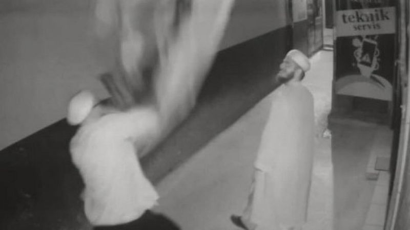 Trabzon'da üzerinde Atatürk'ün posteri olan Türk bayrağına saldırı