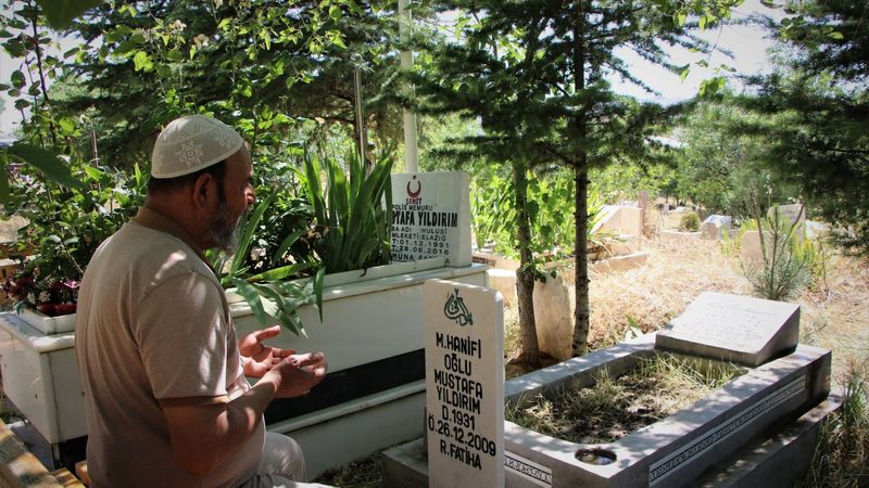 Babalar Günü'nde şehit evladının kabrine gitti: O geleceğine, biz geldik