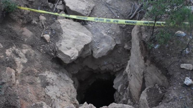 İzmir'de bir kişi define aramak için kazdığı çukura kendisi düştü