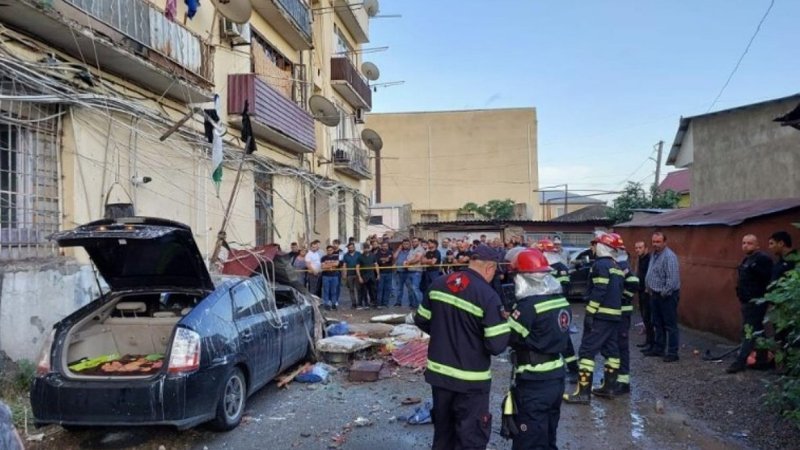 Gürcistan'da bir evin balkonu çöktü: 2 ölü