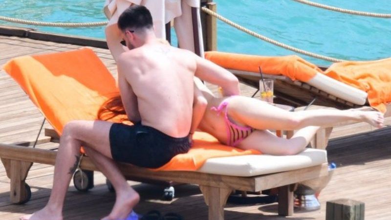 Çağlar Ertuğrul sevgilisi ile Bodrum'da aşk tazeliyor! Kalçasına şaplak attı..