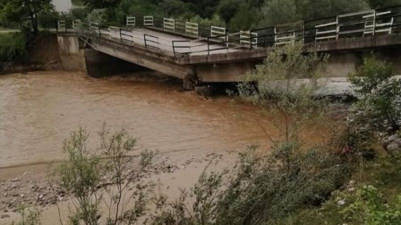Bolu Mengen'de dereler taştı, köprüler yıkıldı