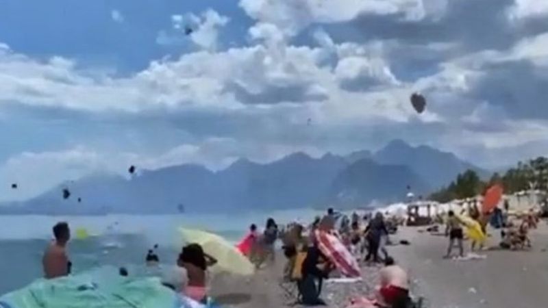 Antalya'da kuvvetli rüzgar sahildeki şemsiyeleri uçurdu