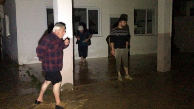 Sakarya Kocaali'de dere taştı, ev ve iş yerlerini su bastı 