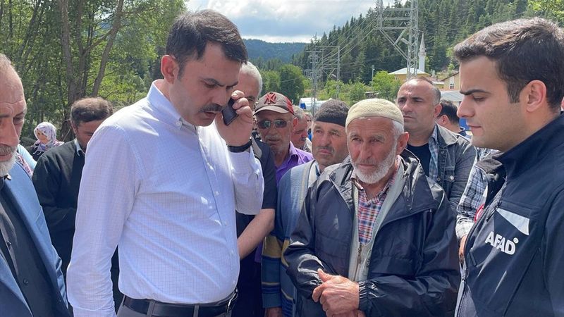 Murat Kurum, sele kapılan gencin hacda bulunan babasıyla görüştü