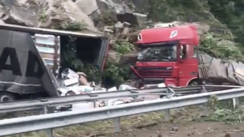 Artvin'de heyelan: Kaya parçaları tırları biçti