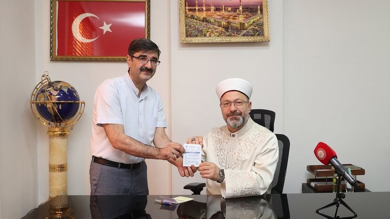 Ali Erbaş kurbanını, Türkiye Diyanet Vakfı’na bağışladı