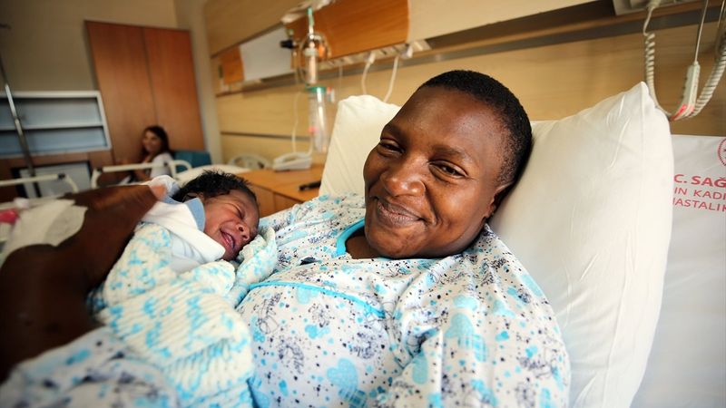 Yunanistan’a geçmeye çalışırken botta doğuran göçmen, Türkiye’ye minnettar