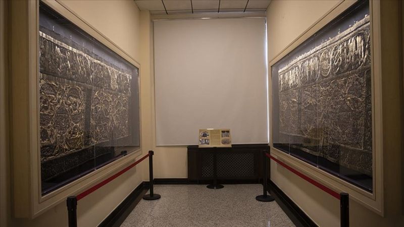 Türkiye'ye iadesi sağlanan tarihi Kabe örtüsü yeniden sergilendi